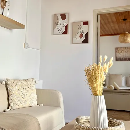 Charming 1-br Near Centre, Marina And Beaches - Perfect For Couples, Business Or Solo Travellers Lägenhet Limassol