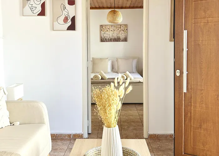 Charming 1-br Near Centre, Marina And Beaches - Perfect For Couples, Business Or Solo Travellers Lägenhet