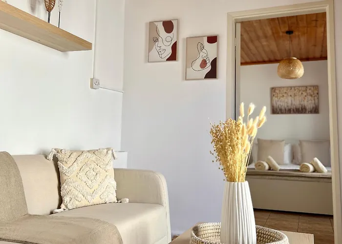 Charming 1-br Near Centre, Marina And Beaches - Perfect For Couples, Business Or Solo Travellers Lägenhet Limassol