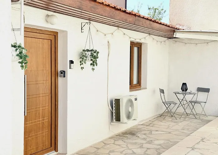 Lägenhet Charming 1-br Near Centre, Marina And Beaches - Perfect For Couples, Business Or Solo Travellers